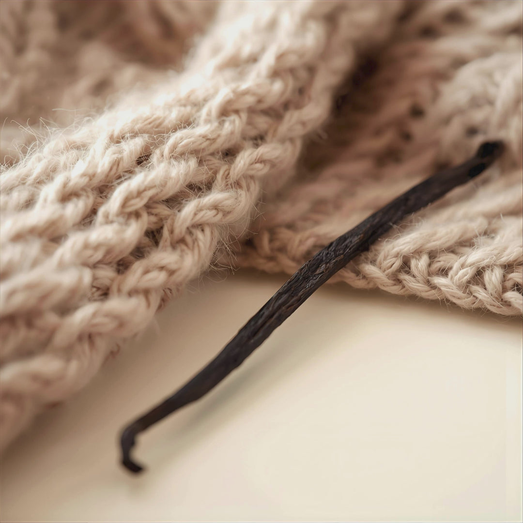 Cashmere Vanilla Fragrance Notes. Top Notes: Pear, Bergamot, Peach Blossom. Middle notes: Amber, Jasmine, Cashmere. Base Notes: Musk, Vanilla, Sandalwood