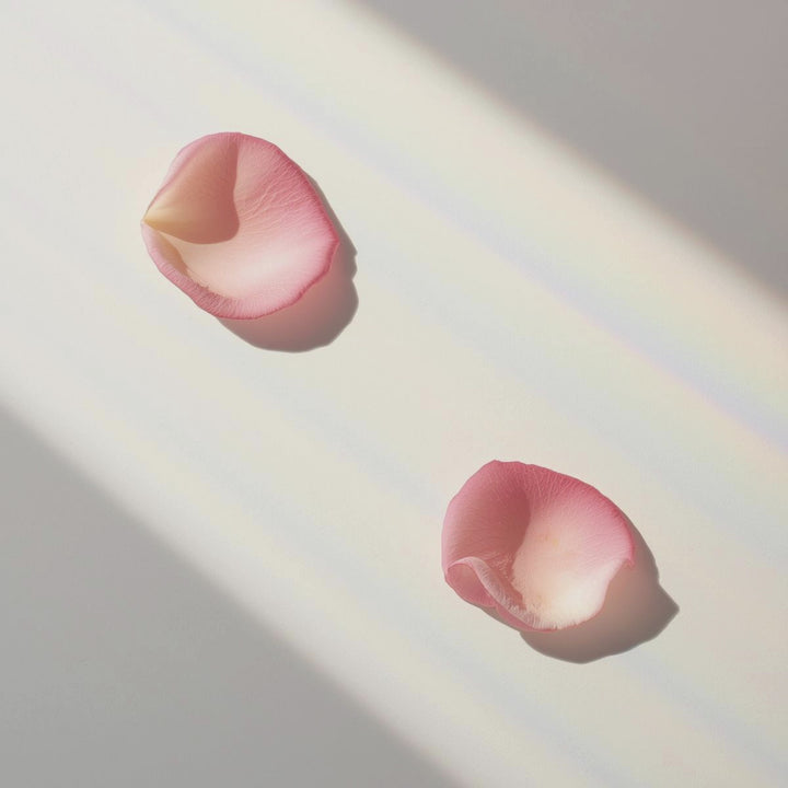 A luminous blend of pear, lychee, and grapefruit opens this fragrance with juicy freshness. At its heart, Damascena rose is wrapped in smoky incense and earthy vetiver, creating a romantic, mysterious depth. The scent dries down to creamy vanilla, soft musk, and woody evernyl for a warm, sophisticated finish.