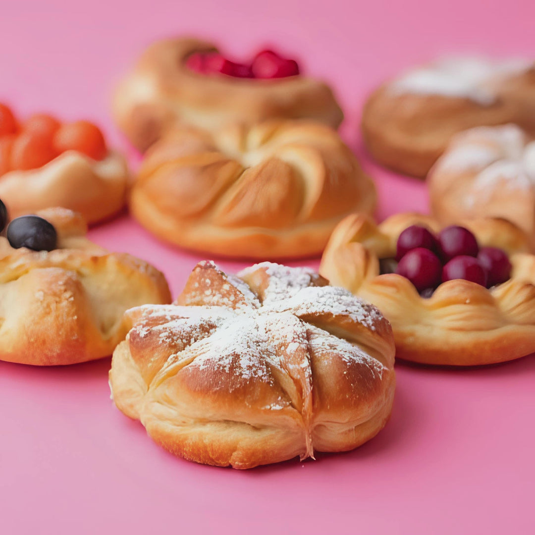 At the Bakery Fragrance Notes> Top notes: Powdered Sugar, Vanilla Frosting. Middle Notes: Yeast, Sweet Bread. Base notes: Sugar Cookie