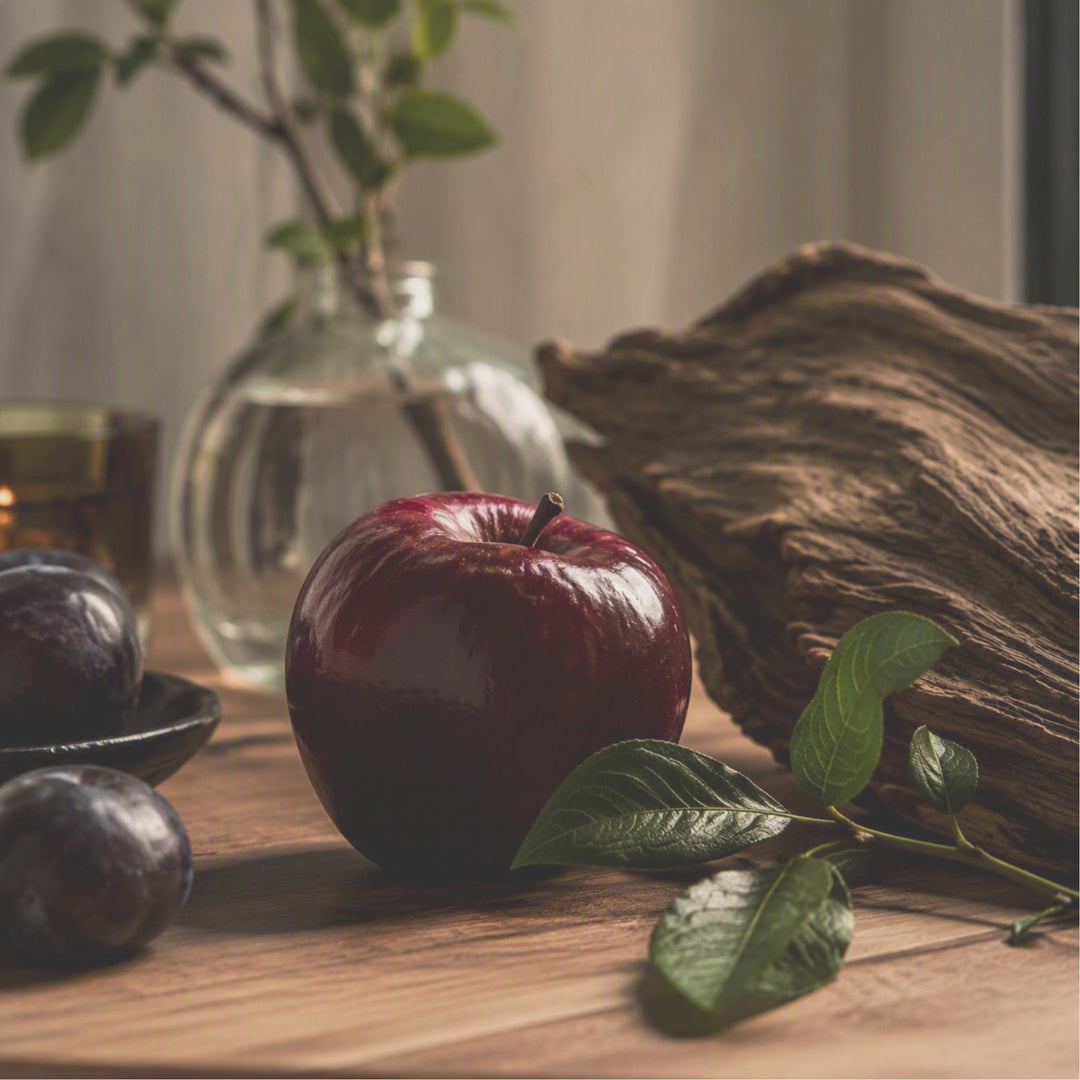 A cool, understated apple opens the scent—smooth, polished, and quietly dark. A touch of plum adds depth before the fragrance settles into warm amber, dry cedarwood, and earthy patchouli. Sophisticated and shadowy, Apple Noir is a modern fruit‑and‑woods blend with a distinctly refined edge.
